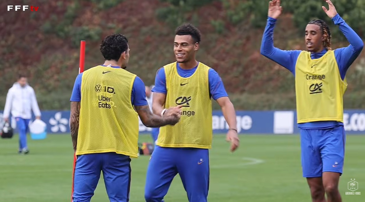 Vid&eacute;o - L'immersion aupr&egrave;s de l'Equipe de France : entra&icirc;nement, presse et supporters