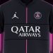 Comme chaque année en début de saison, le maillot fourth du Paris Saint-Germain se dévoile. La Source Parisienne, très fiable à ce sujet, lève le voile sur cette tenue 2025-2026, majoritairement gris très foncé (presque noir d'après l'image) avec du rose. 🚨INFO LA SOURCE | C’est selon moi le plus beau maillot du PSG cette saison, un véritable banger. Voici la tenue Fourth pour cette saison 2025/2026, un gris très foncé avec un soupçon de rose. Merci à @nico__msn pour ton illustration, sortie d’ici la fin d’année. #PSG #NIKE pic.twitter.com/LjbYVttPQX — La Source Parisienne (@lasource75006) September 2, 2025 Tout le monde n'aimera pas et il y aura des amoureux, comme toujours. Certains trouveront qu'il n'est pas original, d'autres vont l'adorer. Le PSG sait y faire désormais. On peut déjà presque annoncer que ce sera une réussite, car il est finalement très sobre, mais le rose permet de lui donner une vraie identité. Ce maillot fourth devient un rendez-vous pour les fans parisiens.
